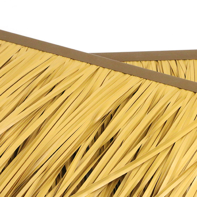 El Pvc amarillo claro decorativo de la cabaña del tejado cubierto con paja cubre la teja de tejado tropical de paraguas