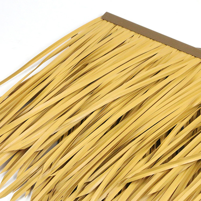 El Pvc amarillo claro decorativo de la cabaña del tejado cubierto con paja cubre la teja de tejado tropical de paraguas