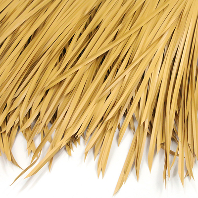 El Pvc amarillo claro decorativo de la cabaña del tejado cubierto con paja cubre la teja de tejado tropical de paraguas
