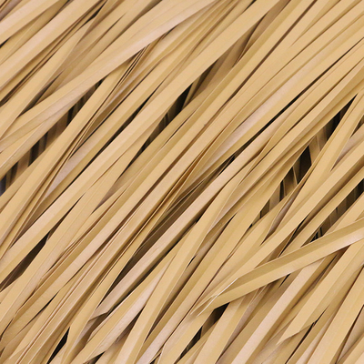 El Pvc amarillo claro decorativo de la cabaña del tejado cubierto con paja cubre la teja de tejado tropical de paraguas